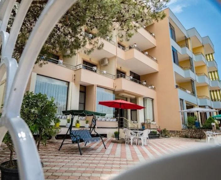 Avasta Durrest, peatu 3* hotellis VILLA ALJOR!