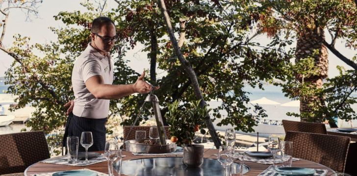 Hingematvad vaated Korful, 5* hotellis KONTOKALI BAY RESORT & SPA! 39