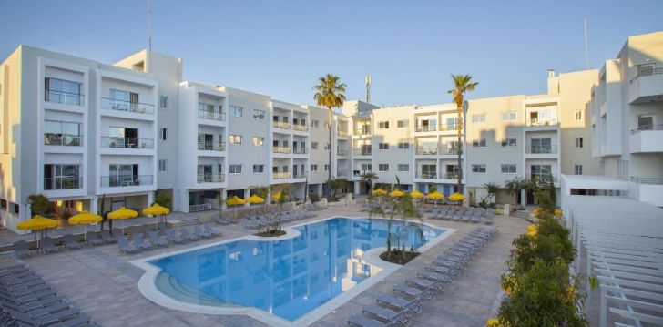 Mugav puhkus Mayfair Gardens 3* hotellis Küprosel! 1