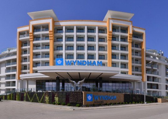AZURA WORLD 3