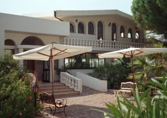 VILLAGGIO PINETA PETTO BIANCO 2