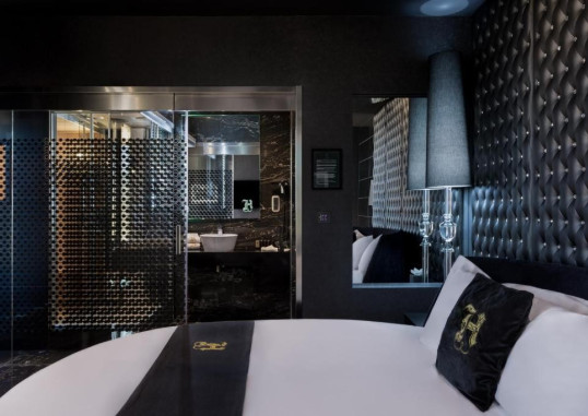 HUGO BOUTIQUE 5