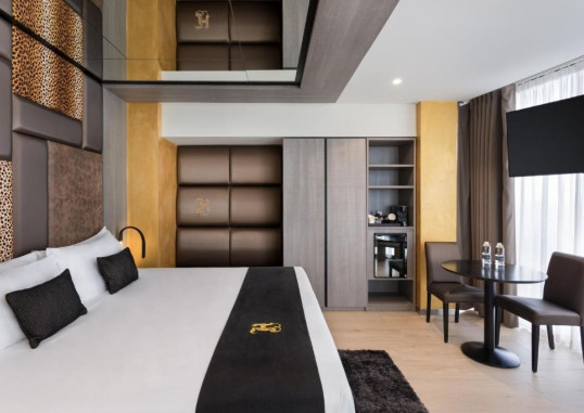 HUGO BOUTIQUE 10