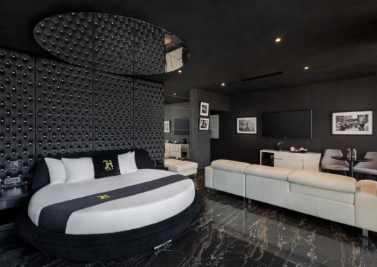 HUGO BOUTIQUE 10