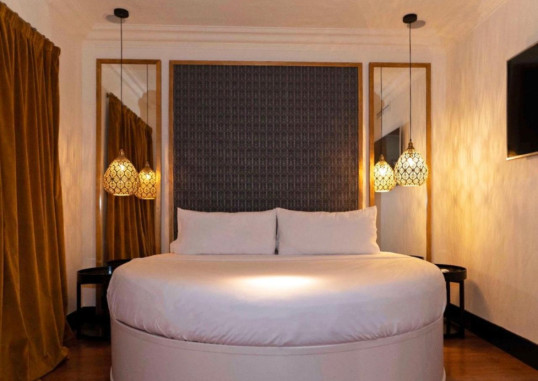 LA FRANCA TRAVELLERS (ADULTS ONLY) 9
