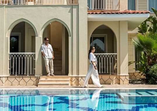 Deluxe Pool Room 3