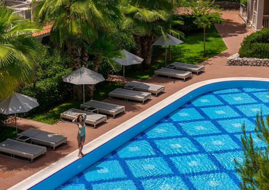 Deluxe Pool Family Room 4