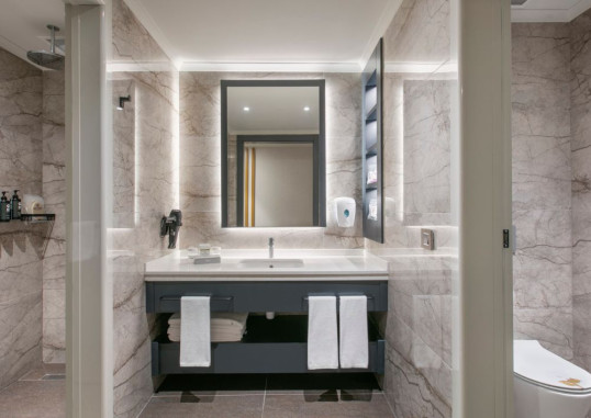 Superior Swim-Up Room 3