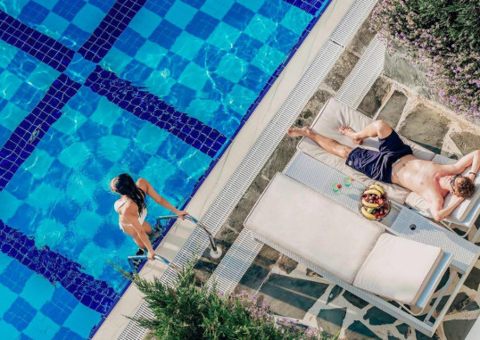 Deluxe Pool Room 5