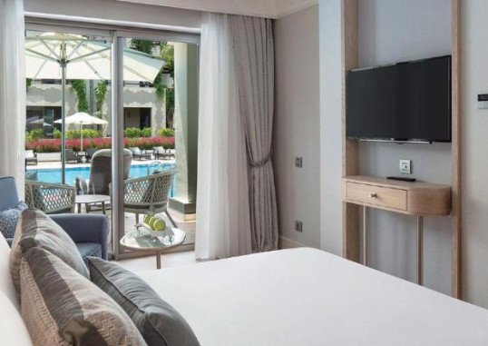 Lake House Suite Swim-Up 2