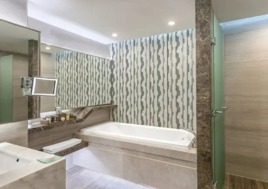 Legendary Pool Suite Swim Up 5