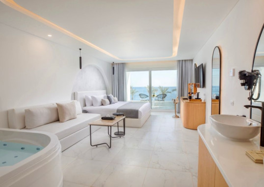 Deluxe Jacuzzi Sea Front 4