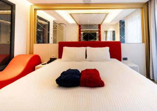 GRANADA LUXURY RED (Adults Only 16+) 16