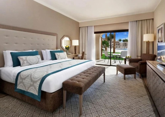 Family Deluxe Pool View Room 1