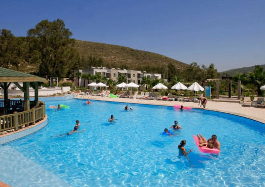 GREEN BAY RESORT & SPA 8